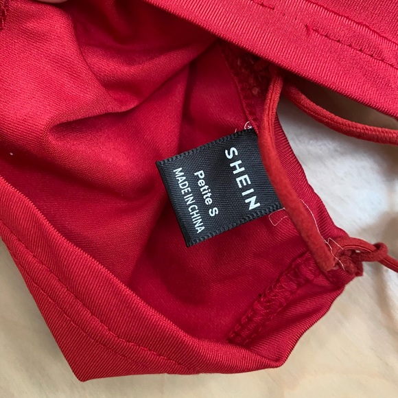 Red crop top with long strings for a tie around design size small - Picture 3 of 3